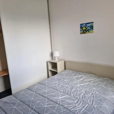 Bright 2 Bedroom With Balcony With Direct Access, דירה